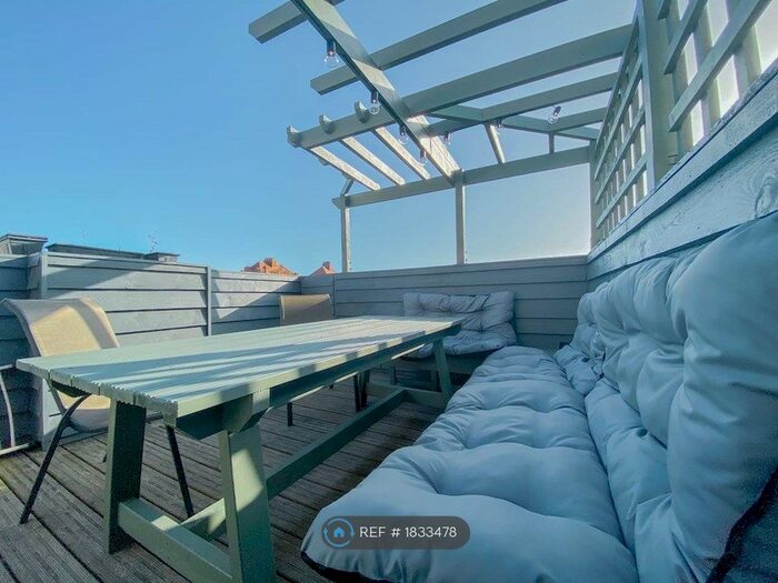 2 Bedroom Flat To Rent In Wear Bay Crescent, Folkestone, CT19