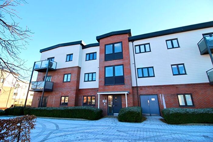 2 Bedroom Flat For Sale In Claypit Copse, Bursledon, SO31