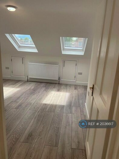 Studio To Rent In Self Contained Studio - Separate Kitchen, Erith, DA8 - Photo 3