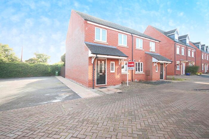 2 Bedroom End Of Terrace House For Sale In Brittain Lane, Warwick, CV34