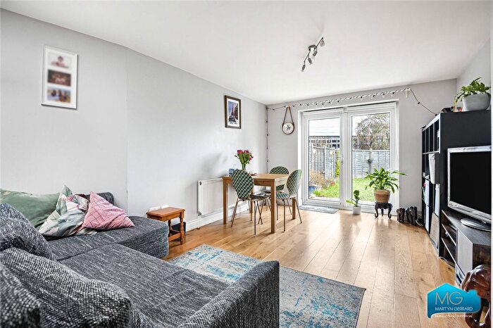 2 Bedroom Flat To Rent In Beaconsfield Road, Friern Barnet, London, N11