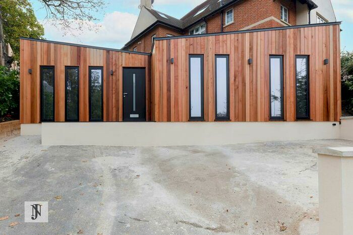 2 Bedroom Detached Bungalow To Rent In Lyonsdown Road, Whetstone, EN5