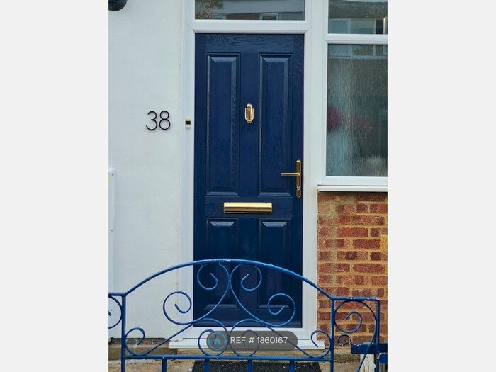 1 Bedroom Flat To Rent In Swanwick Close, London, SW15