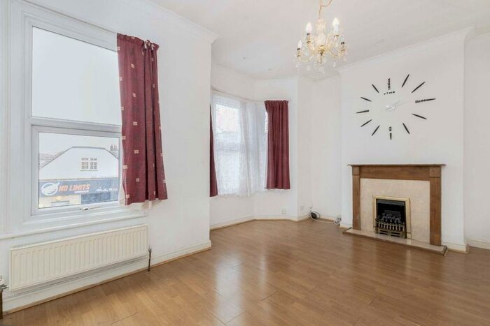 2 Bedroom Flat To Rent In Davis Road, London, W3