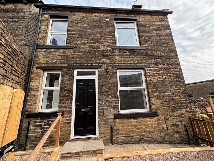 2 Bedroom Town House To Rent In High Street, Queensbury, Bradford, BD13
