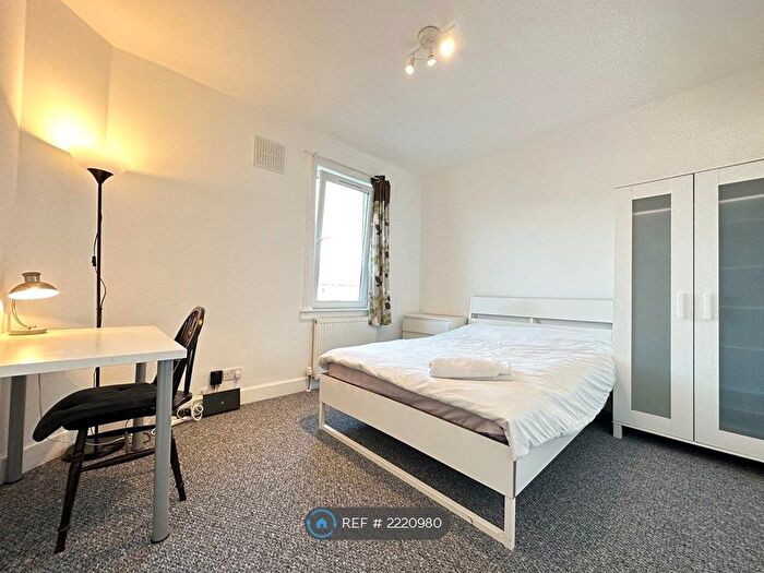 2 Bedroom Flat To Rent In Stenhouse Crescent, Edinburgh, EH11