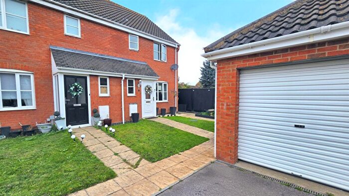 3 Bedroom Semi-detached House For Sale In Culley Way, Hopton, NR31