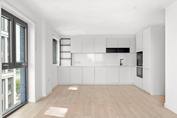 2 Bedroom Flat To Rent In Darter House, Anax Street, N4