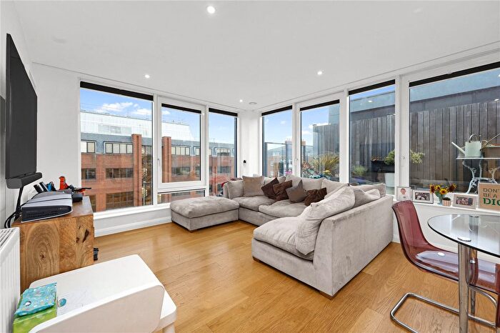 2 Bedroom Flat For Sale In High Road, Finchley, N12