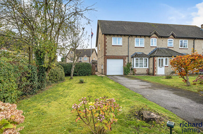 5 Bedroom Semi-Detached House For Sale In St Marys Close, Bradenstoke, SN15