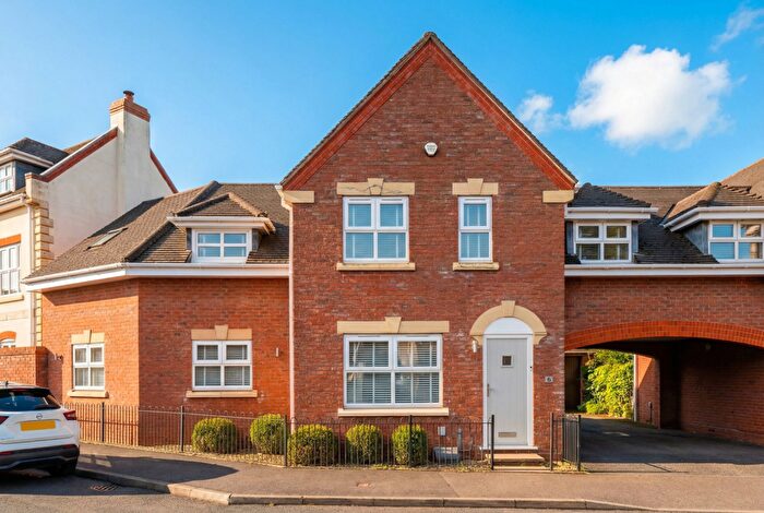 4 Bedroom Semi Detached House For Sale In Old Dickens Heath Road, Dickens Heath, B90