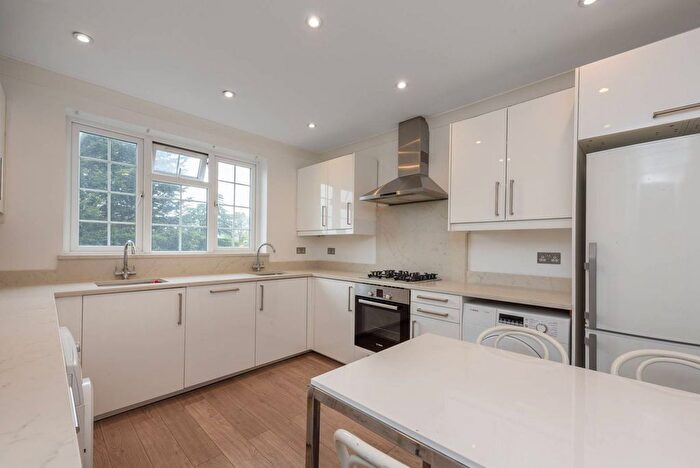 3 Bedroom Flat To Rent In Great North Way, Hendon, London, NW4