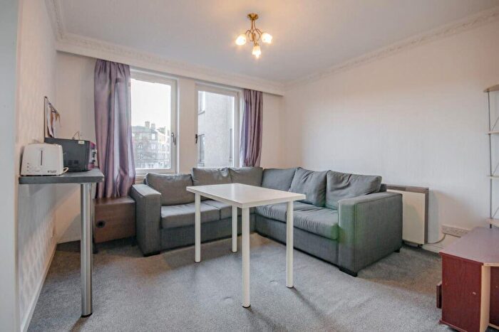 3 Bedroom Flat To Rent In L Murieston Place, Edinburgh, EH11