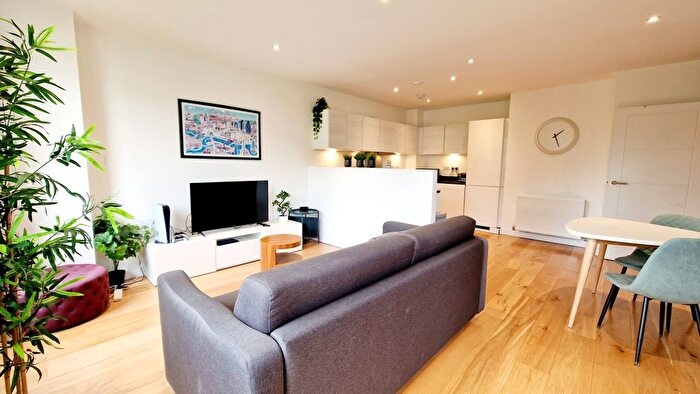 1 Bedroom Flat To Rent In Denman Avenue, Southall, UB2