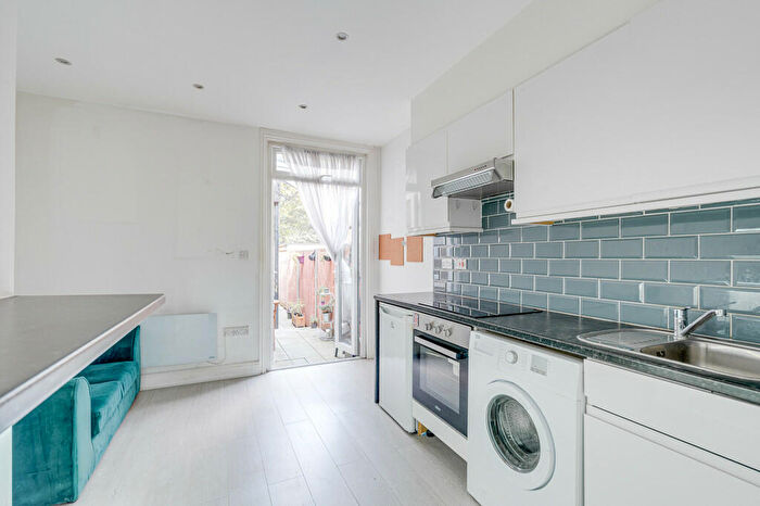 1 Bedroom Apartment To Rent In Willingdon Road, Turnpike Lane, London, N22