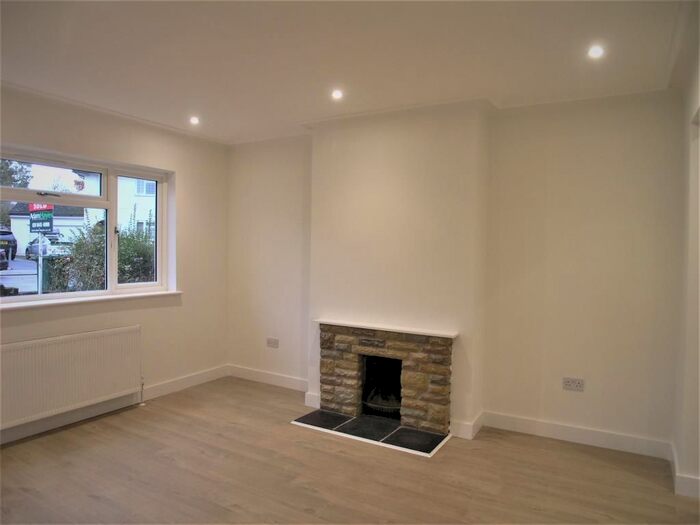 3 Bedroom Semi-Detached House To Rent In Pyecombe Corner, London, N12