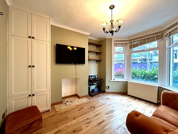 1 Bedroom Apartment To Rent In Commercial Way, Peckham, London, SE15