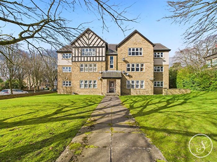 2 Bedroom Flat To Rent In Parkwood Court, Roundhay, LS8
