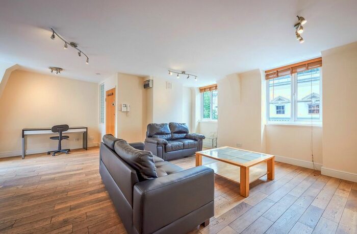 2 Bedroom Flat To Rent In Clerkenwell Green, Farringdon, EC1R