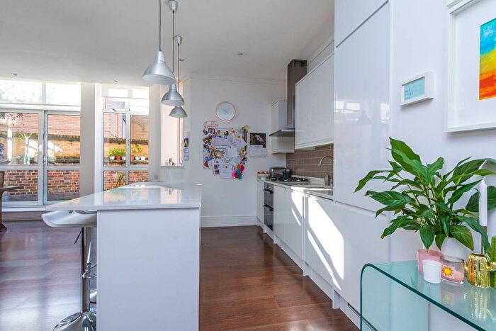 2 Bedroom Flat To Rent In Upper Richmond Road, Putney, London, SW15