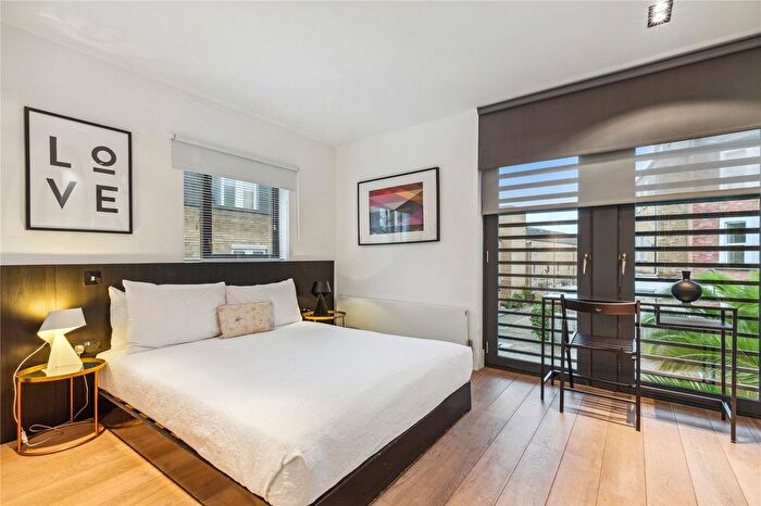 3 Bedroom Maisonette For Sale In Rosemont Road, London, NW3