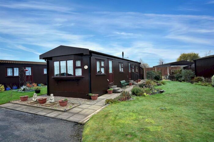 2 Bedroom Park Home For Sale In The Elms, Torksey, Lincoln, LN1