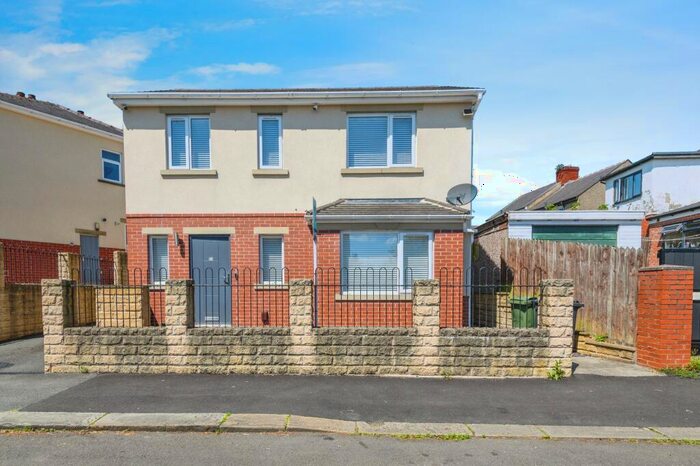3 Bedroom Detached House For Sale In Gorse Road, Huddersfield, HD3