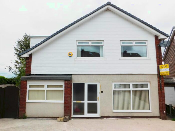 4 Bedroom Detached House To Rent In Holcombe View Close, Oldham, OL4
