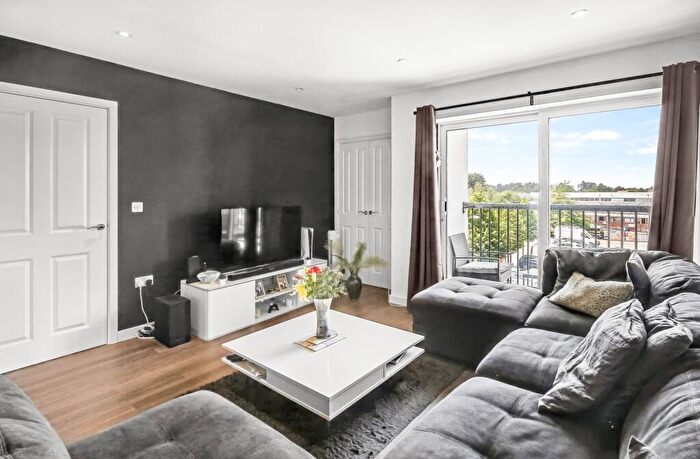 2 Bedroom Flat For Sale In Falcon Way, Jennetts Park, RG12