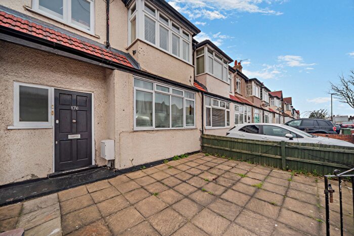 2 Bedroom Flat For Sale In Streatham Vale, London, SW16