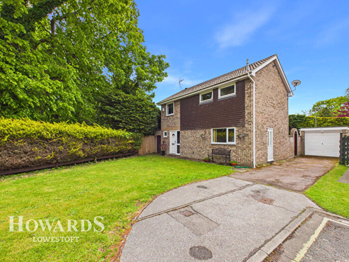 3 Bedroom Detached House For Sale In Murillo Drive, Gunton, NR32