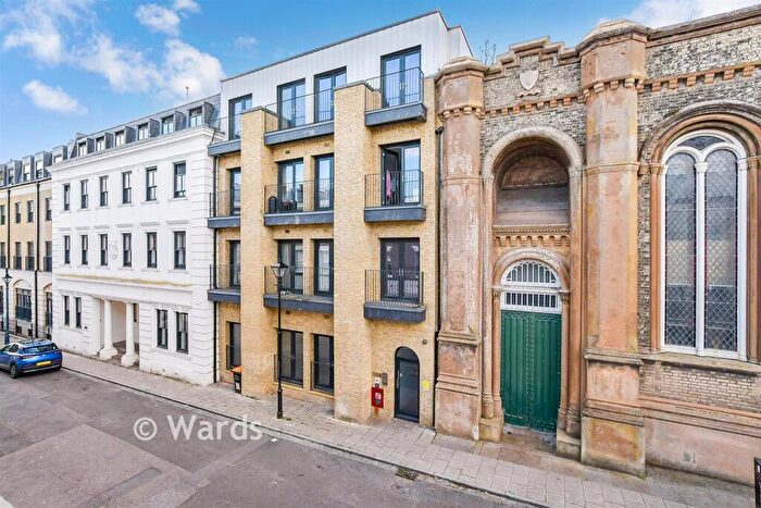 2 Bedroom Flat For Sale In Queensbridge Drive, Ramsgate, Kent, CT11