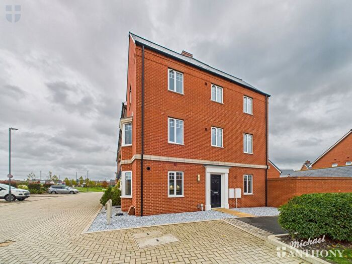 4 Bedroom Semi Detached House For Sale In Barge Crescent, Aylesbury, HP22