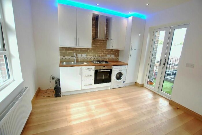 3 Bedroom Flat To Rent In St Paul's Road, Islington, N1