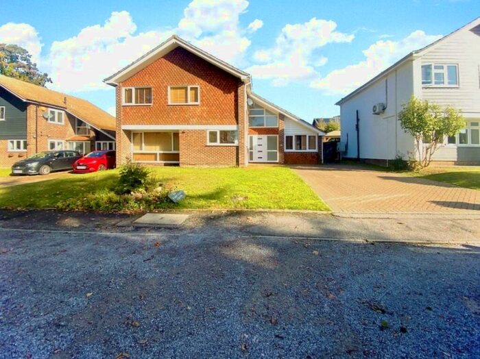 4 Bedroom Detached House To Rent In Fairlight Cross, Longfield, Kent, DA3