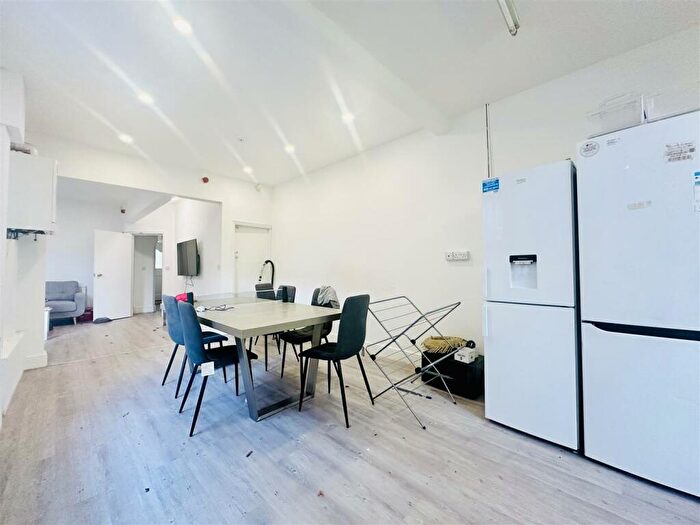 7 Bedroom Semi-Detached House To Rent In Harlaxton Drive, Nottingham, NG7