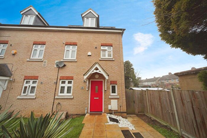 4 Bedroom End Of Terrace House For Sale In Oakley Gardens, Luton, LU4