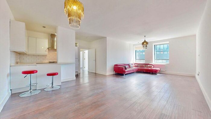 3 Bedroom Flat To Rent In Ballards Lane, London, N12