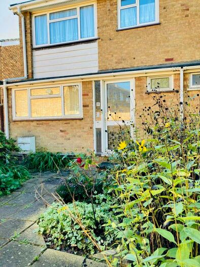 3 Bedroom Semi-Detached House To Rent In Westmede, Chigwell, IG7