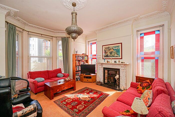 3 Bedroom Flat For Sale In Priory Avenue, Hastings, TN34