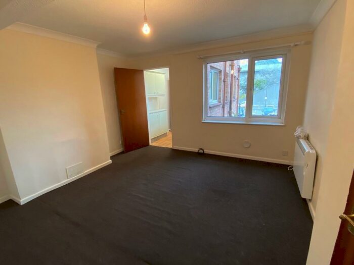 2 Bedroom Flat To Rent In Portsmouth Road, Southampton, Hampshire, SO19