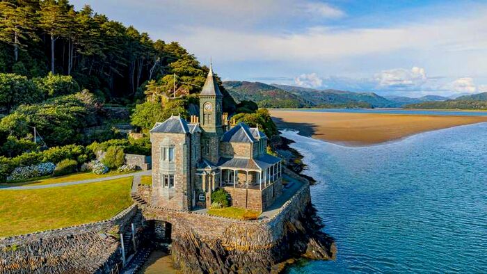 6 Bedroom Detached House For Sale In The Clock House, Coesfaen, Barmouth, Gwynedd, LL42