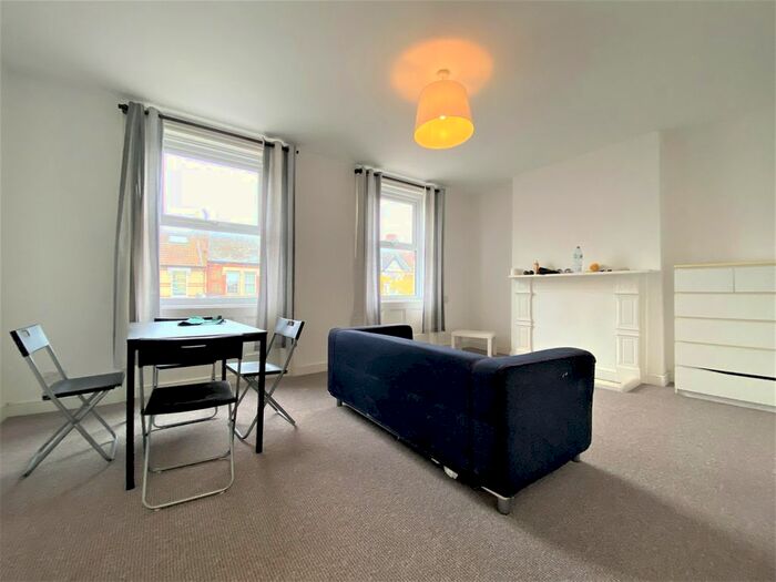 3 Bedroom Flat To Rent In High Street Colliers Wood, Colliers Wood, London SW19