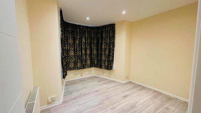 1 Bedroom Flat To Rent In York Road, Ilford, IG1