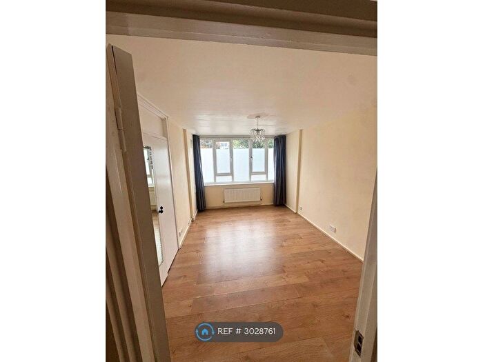 2 Bedroom Flat To Rent In Ashbourne Court, London, N12