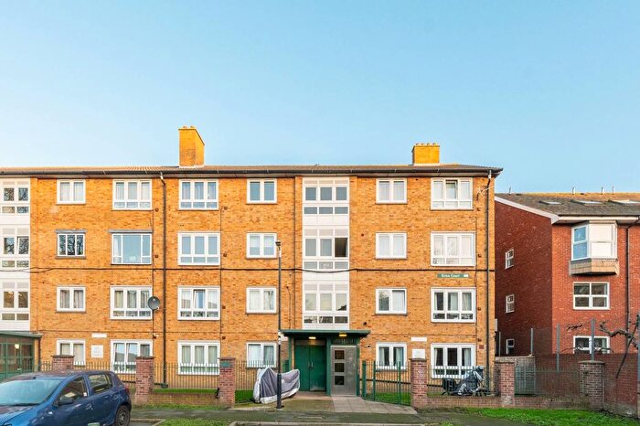 2 Bedroom Flat For Sale In Binfield Road, Stockwell, London, SW4