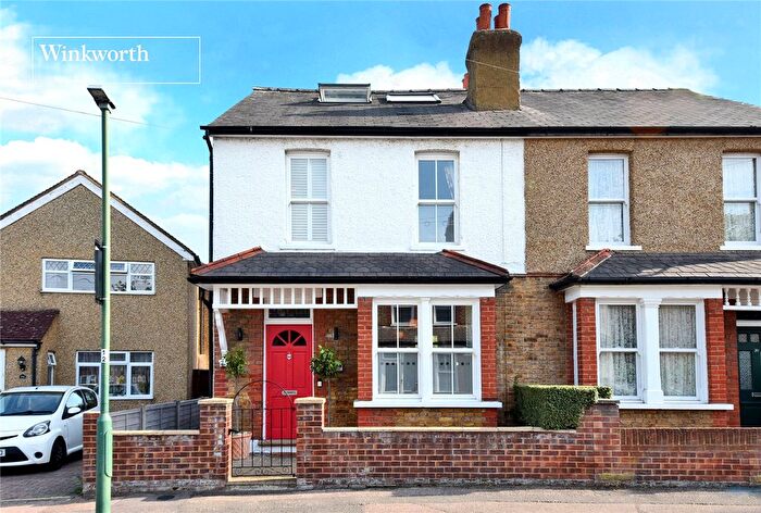 4 Bedroom Semi Detached House For Sale In Lindsay Road, Worcester Park, KT4
