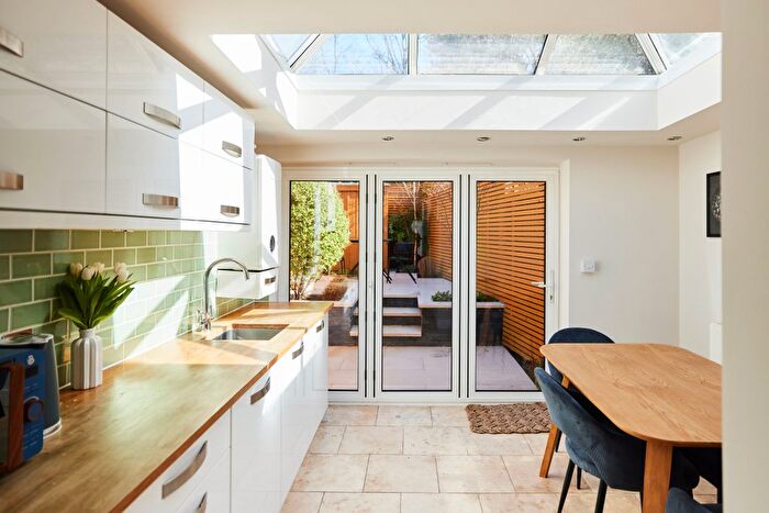 2 Bedroom Flat To Rent In Waverley Road, Weybridge, KT13