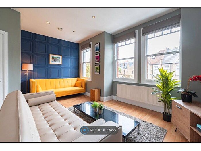 3 Bedroom Flat To Rent In Shepherds Bush, London, W12