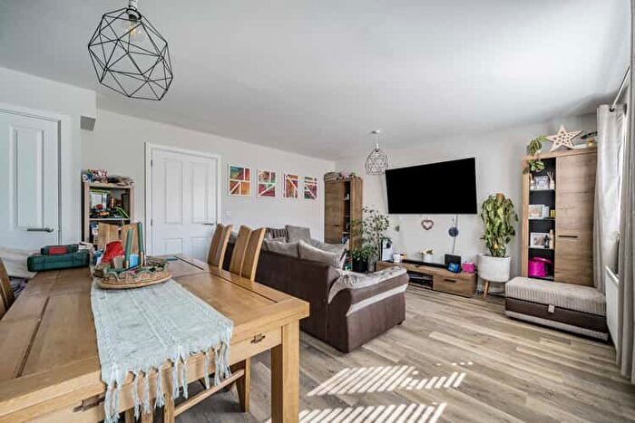 3 Bedroom Flat For Sale In Goddard Crescent, Wokingham, Berkshire, RG40